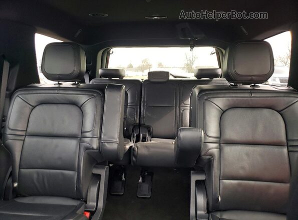 5LMJJ2LG4PEL05982 2023 LINCOLN NAVIGATOR Серебряный Вид задних сидений