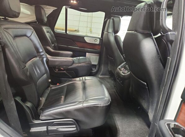 5LMJJ2LT8MEL19196 2021 LINCOLN NAVIGATOR White უკანა სალონის ხედი