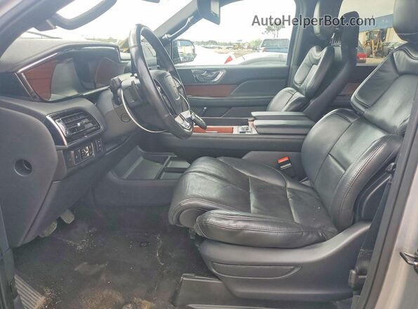 5LMJJ2LT9NEL05339 2022 LINCOLN NAVIGATOR Silver Front interior view