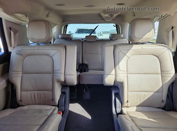 5LMJJ3LG0REL02831 2024 LINCOLN NAVIGATOR Silver Rear seats view