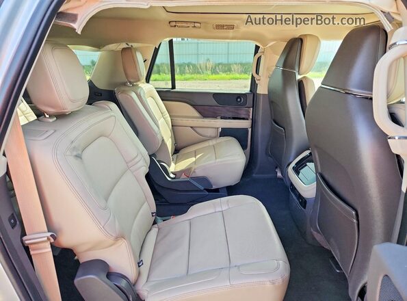 5LMJJ3LG0REL02831 2024 LINCOLN NAVIGATOR Silver Rear interior view