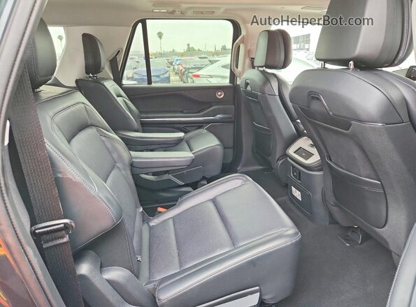 5LMJJ3LG6SEL06176 2025 LINCOLN NAVIGATOR Blue Вид задньої частини салону