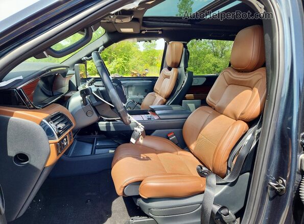 5LMJJ3LG9REL09518 2024 LINCOLN NAVIGATOR Синий Вид салона спереди