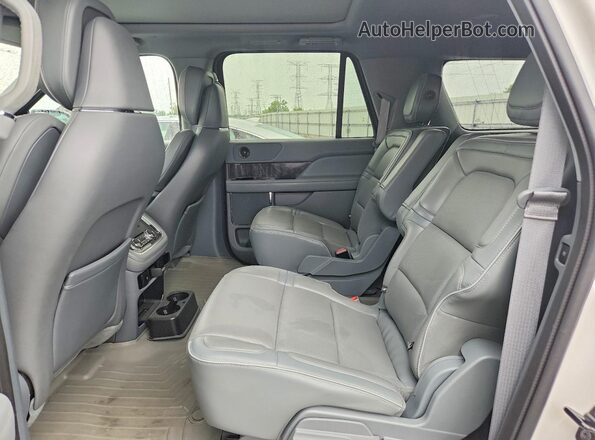 5LMJJ3LT2KEL16510 2019 LINCOLN NAVIGATOR Белый Вид задней части салона