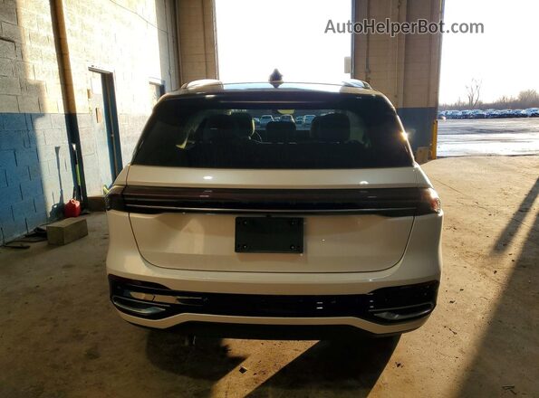 5LMPJ9JA3RJ854875 2024 LINCOLN NAUTILUS White Rear view
