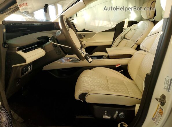 5LMPJ9JA3RJ854875 2024 LINCOLN NAUTILUS White Front interior view