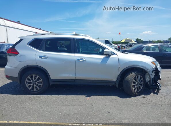 5N1AT2MM1HC757273 2017 NISSAN ROGUE Серебряный Вид задней части салона