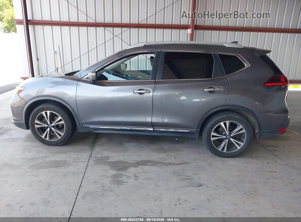5N1AT2MT0JC734659 2018 NISSAN ROGUE Серебряный Вид задней части салона