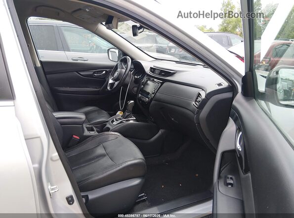 5N1AT2MT0JC778306 2018 NISSAN ROGUE Серебряный Вид салона спереди