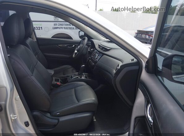 5N1AT2MT4HC888446 2017 NISSAN ROGUE Silver Вид салону спереду