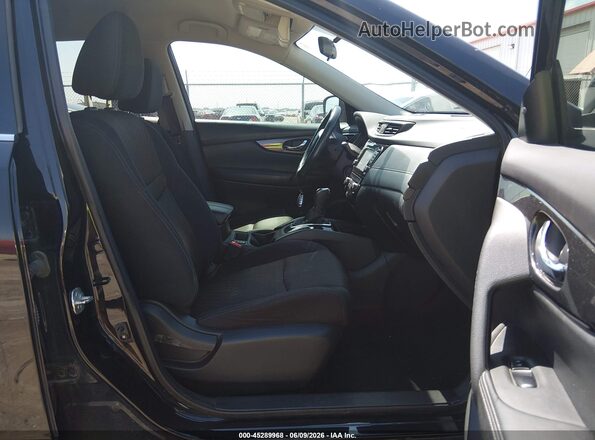 5N1AT2MT5HC895468 2017 NISSAN ROGUE Черный Вид салона спереди