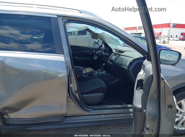 5N1AT2MT7HC896198 2017 NISSAN ROGUE Серый Вид салона спереди