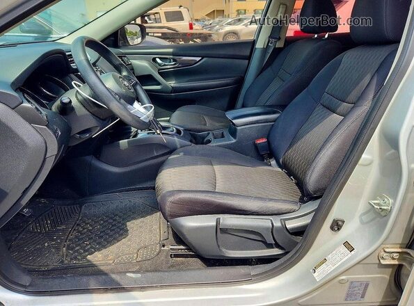 5N1AT2MT8HC868135 2017 NISSAN ROGUE Silver Front interior view