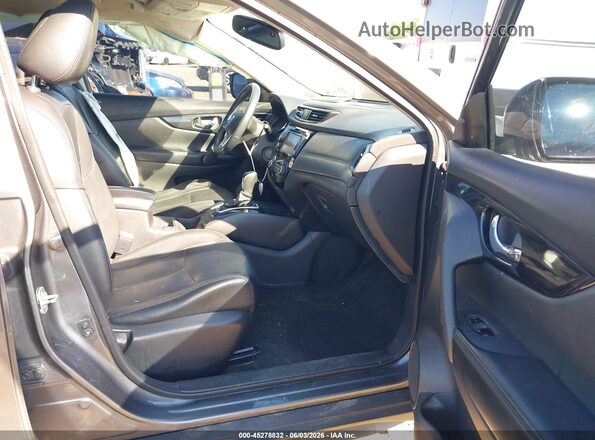 5N1AT2MV0HC758584 2017 NISSAN ROGUE Серый Вид салона спереди