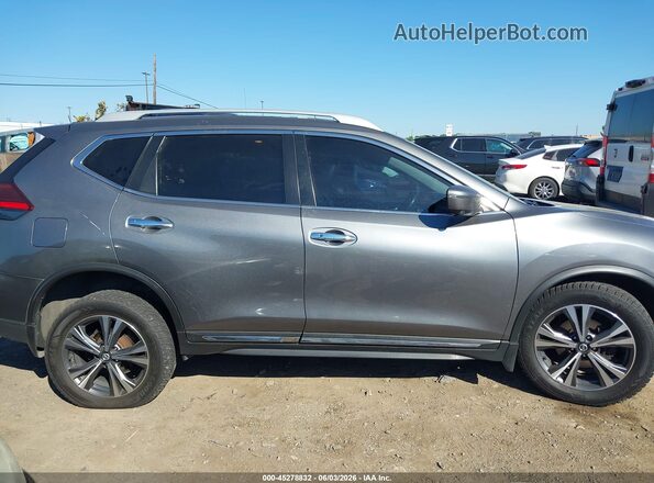 5N1AT2MV0HC758584 2017 NISSAN ROGUE Серый Вид задней части салона