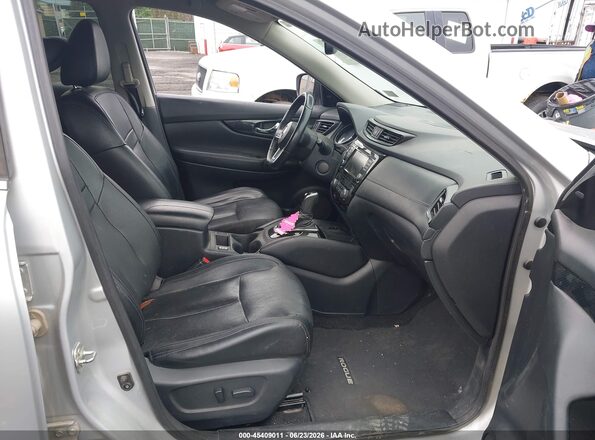 5N1AT2MV0LC709376 2020 NISSAN ROGUE Silver Front interior view
