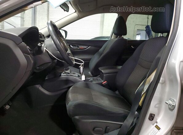 5N1AT2MV4JC711032 2018 NISSAN ROGUE Silver Front interior view