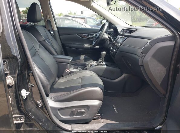 5N1AT2MV4LC701992 2020 NISSAN ROGUE Черный Вид салона спереди