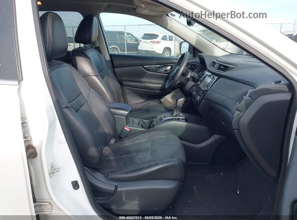 5N1AT2MV7HC869763 2017 NISSAN ROGUE White Widok wnętrza z przodu