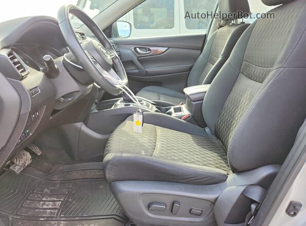 5N1AT2MV7JC710165 2018 NISSAN ROGUE Silver Front interior view