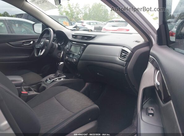 5N1AT2MV7JC825798 2018 NISSAN ROGUE Silver Front interior view