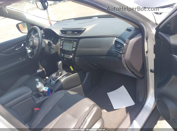 5N1AT2MV8HC755089 2017 NISSAN ROGUE Silver Widok wnętrza z przodu