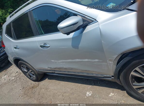 5N1AT2MV8HC755089 2017 NISSAN ROGUE Silver Widok wnętrza z tyłu