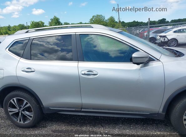 5N1AT2MVXJC731110 2018 NISSAN ROGUE Silver Vista interior trasera
