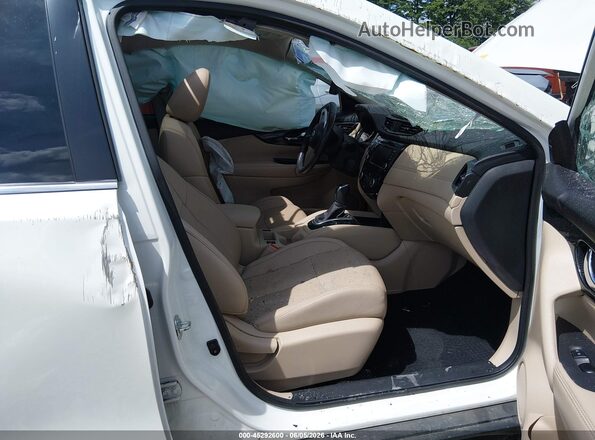 5N1AT2MVXJC802810 2018 NISSAN ROGUE White Front interior view
