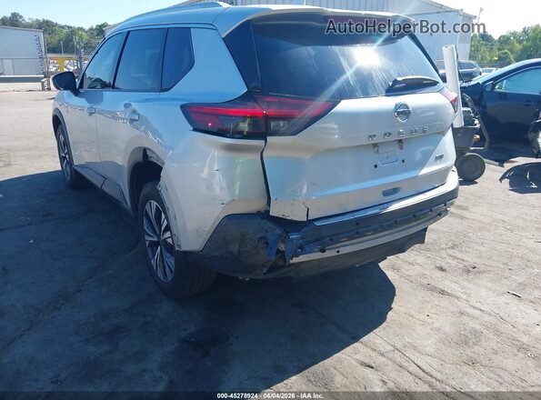 5N1AT3BA3MC821824 2021 NISSAN ROGUE Серебряный Вид спереди
