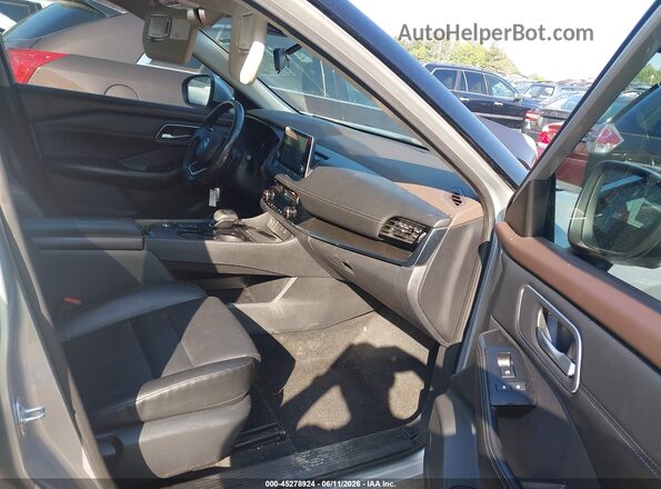 5N1AT3BA3MC821824 2021 NISSAN ROGUE Серебряный Вид салона спереди