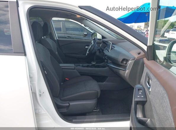 5N1BT3BA8PC930935 2023 NISSAN ROGUE Белый Вид салона спереди