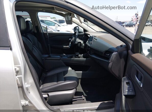 5N1BT3BA9PC906806 2023 NISSAN ROGUE Серебряный Вид салона спереди