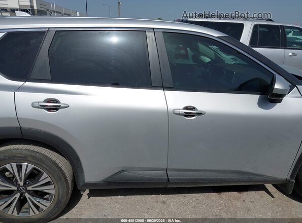 5N1BT3BAXPC916776 2023 NISSAN ROGUE Серебряный Вид задней части салона