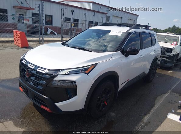 5N1BT3BB0SC828529 2025 NISSAN ROGUE Белый Передняя левая четверть