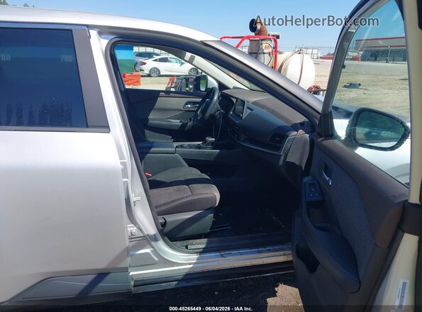5N1BT3BB7PC851085 2023 NISSAN ROGUE Серебряный Вид салона спереди