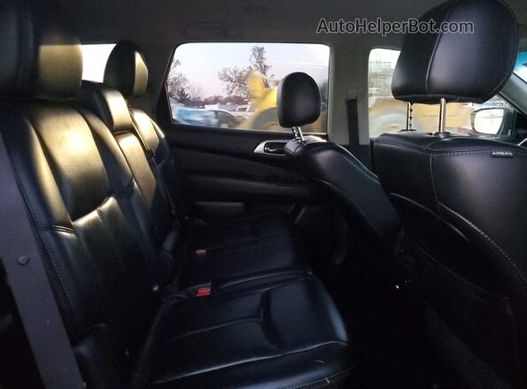 5N1DR2MM7HC664706 2017 NISSAN PATHFINDER White Սալոնի հետևի տեսք