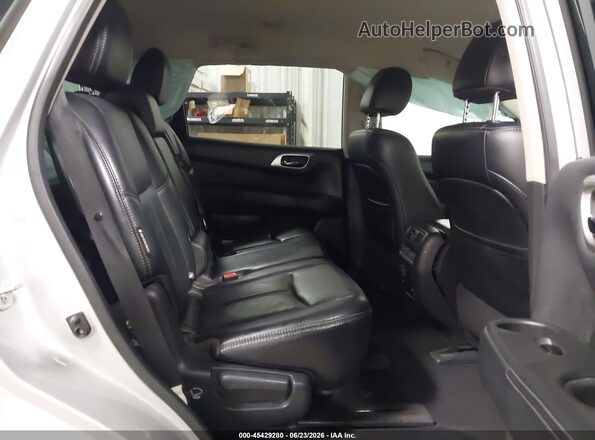 5N1DR2MM9JC623581 2018 NISSAN PATHFINDER Silver VIN կոդի պիտակի տեսք