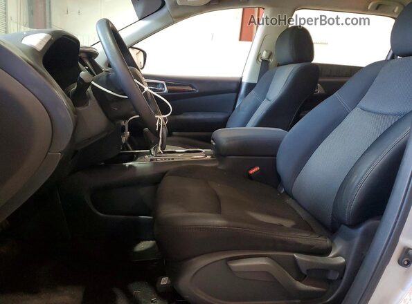 5N1DR2MN7HC656923 2017 NISSAN PATHFINDER Серебряный Вид салона спереди