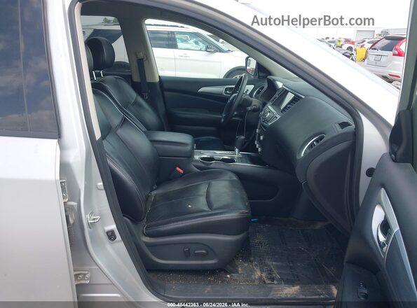 5N1DR2MN7JC610577 2018 NISSAN PATHFINDER Silver Вид салону спереду