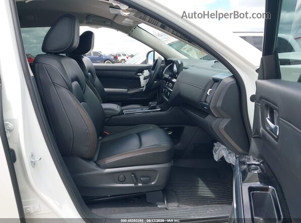 5N1DR3CA8PC231844 2023 NISSAN PATHFINDER White Vista interior delantera