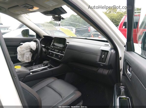 5N1DR3CD4RC245964 2024 NISSAN PATHFINDER White Vista interior delantera