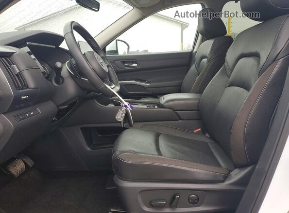 5N1DR3CD6SC208470 2025 NISSAN PATHFINDER White Vista interior delantera