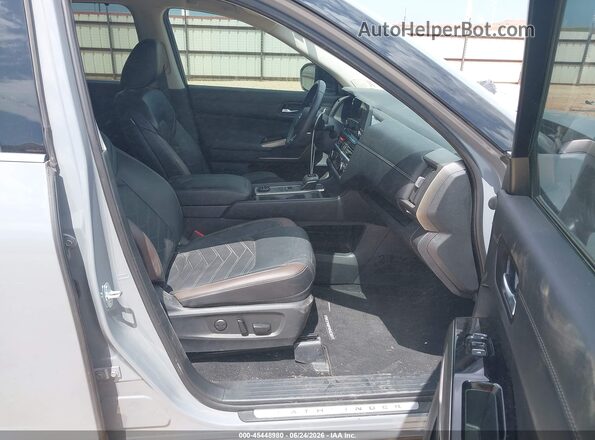 5N1DR3DJ2SC277497 2025 NISSAN PATHFINDER Gray Vista interior delantera