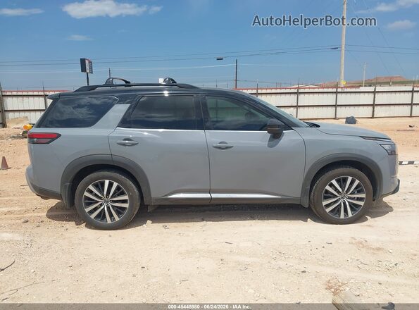 5N1DR3DJ2SC277497 2025 NISSAN PATHFINDER Gray Vista interior trasera