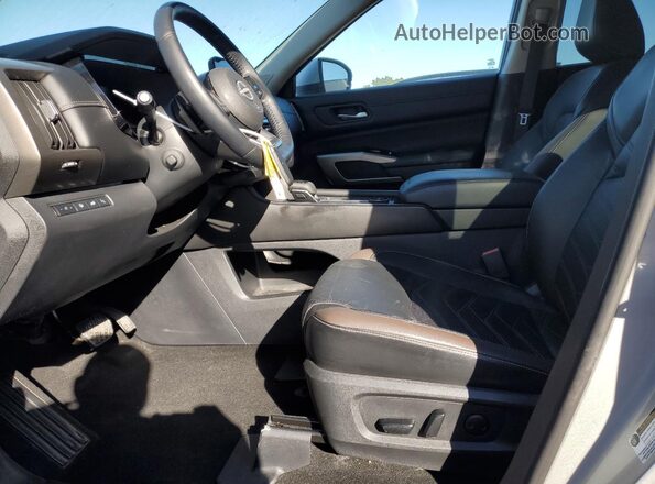 5N1DR3DK1PC223043 2023 NISSAN PATHFINDER Silver Вид салону спереду