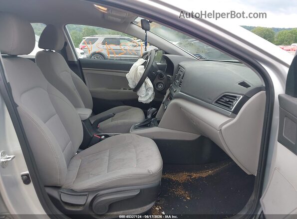 5NPD74LF1JH322798 2018 HYUNDAI ELANTRA Серебряный Вид салона спереди
