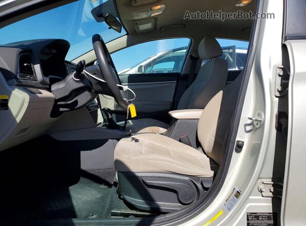 5NPD74LF3HH153457 2017 HYUNDAI ELANTRA Silver Front interior view