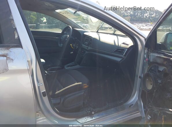 5NPD74LF5JH227337 2018 HYUNDAI ELANTRA Серый Вид салона спереди