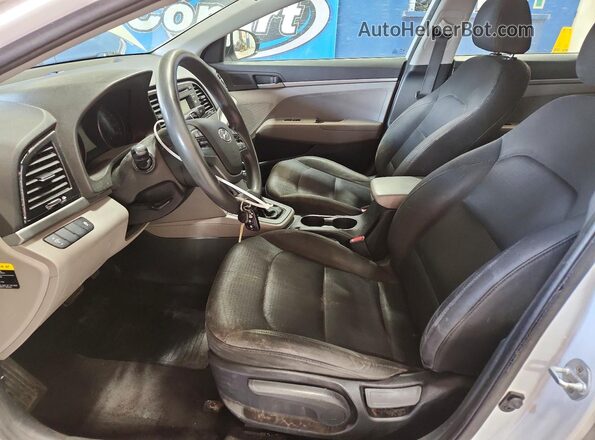 5NPD74LF7HH088094 2017 HYUNDAI ELANTRA White Вид салону спереду